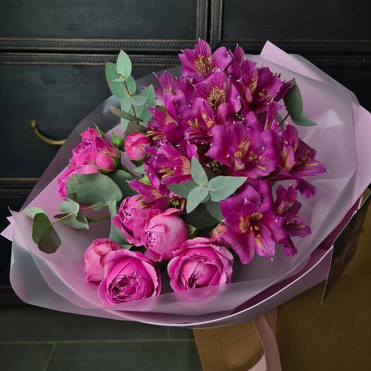 Bouquet of peony-shaped roses and alstroemeria