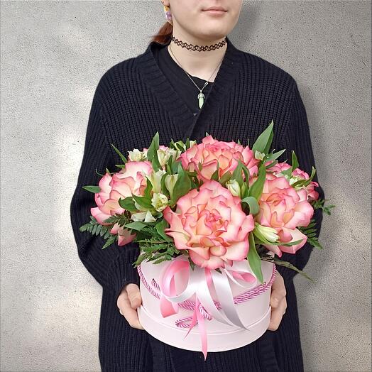 Rosas francesas con alstroemeria, en una Caja de sombreros