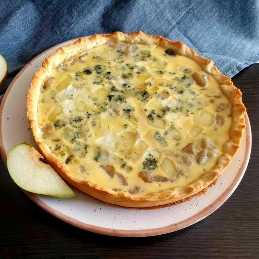 Пирог с грушей и сыром Дорблю
