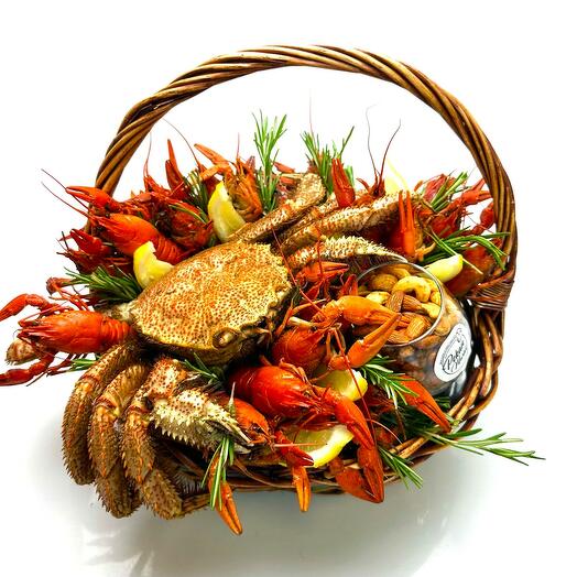 Корзина с крабом, раками и орехами в специях