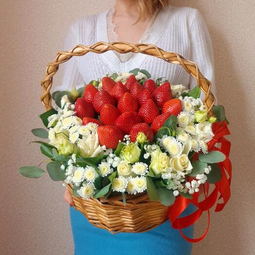 Корзина с клубникой и цветами
