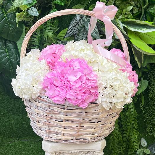 Basket with hydrangeas XL
