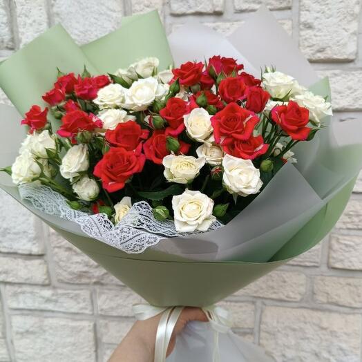Классический букет с кустовой розой💐