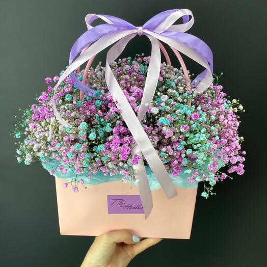Стильная композиция в сумочке с цветной гипсофилой😍
