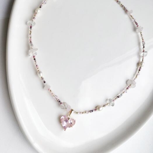 Gargantilla de cuentas con piedras naturales y colgante de corazón (rosa / dorado)