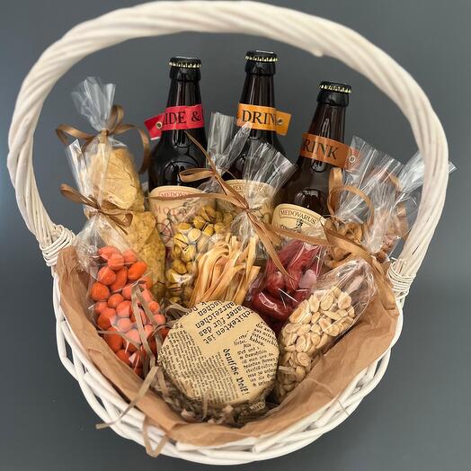Snack basket with lemonade