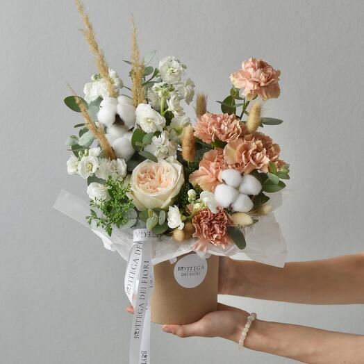 Flowers in a Toffee hatbox with cotton |Bouquet 358 Bottega dei Fiori
