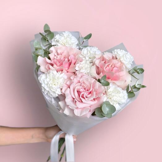 Ramo de aire rosa francesa Esperance y Dianthus blanco