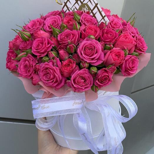 Кустовые розы в коробке