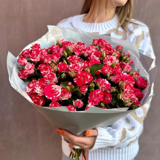 Великий букет з яскравих кущових троянд