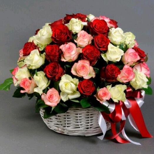 Корзина с розами микс