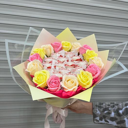 Букет из конфет и мыльных роз