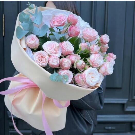 Пионовидная кустовая роза Бомбастик в бежевом оформлении с эвкалиптом