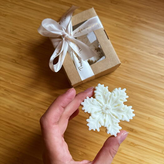 Snowflake soy wax candle in a box with ribbon, 1 piece