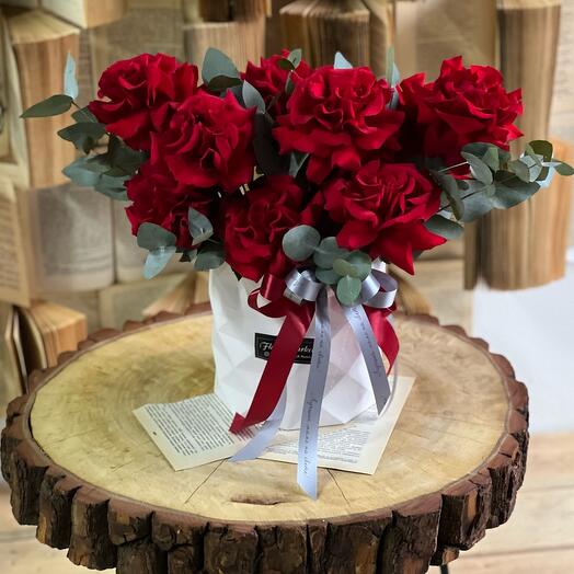 Arreglo de rosas francesas rojas y eucalipto en una elegante Caja de sombreros