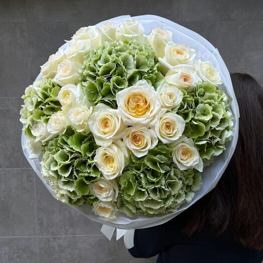 Букет из зелёных гортензий и белых роз