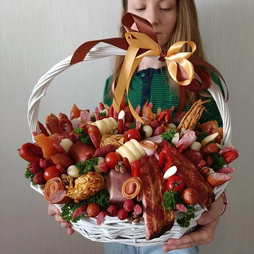 Мясная корзина с сыром и колбасами