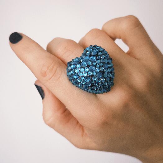 Акцентное кольцо в виде сердца, инкрустированное Blue Zircon кристаллами премиум-класса