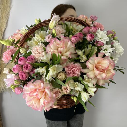Шикарная корзина с ажурными и кустовыми розами 💝