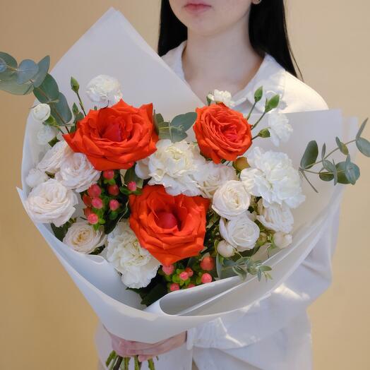 Bouquet No. 44 with peony-shaped roses and berries