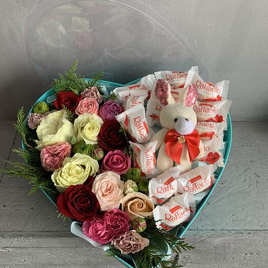 Розы в коробке с конфетами и игрушкой