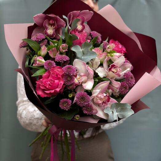 Ramo "puesta de sol carmesí" peonía rosa, orquídea y alstroemeria