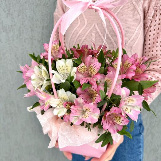 Цветы в коробке из альстромерии