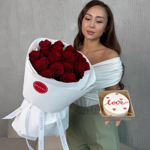 Комбо 15 красных роз и бенто тортик Love