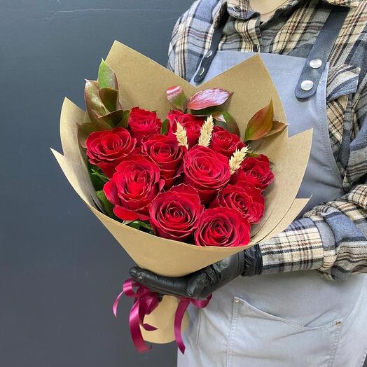 Ramo de rosas kenianas con ruskus