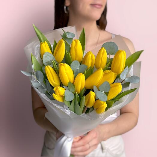 Желтые тюльпаны яркий весенний букет