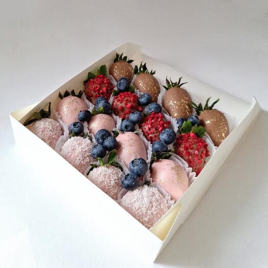 Клубника в шоколаде 16 штук два шоколада и голубика "золото"