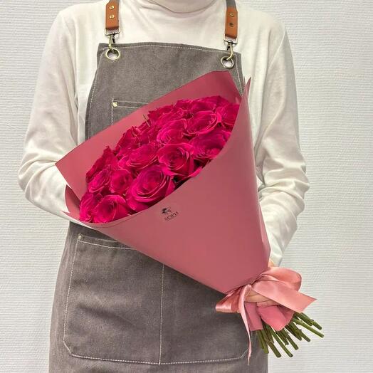 Ramo de 25 rosas carmesí en un hermoso paquete mate