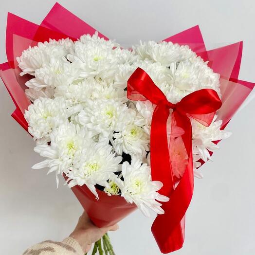 Сердце из белых кустовых хризантем