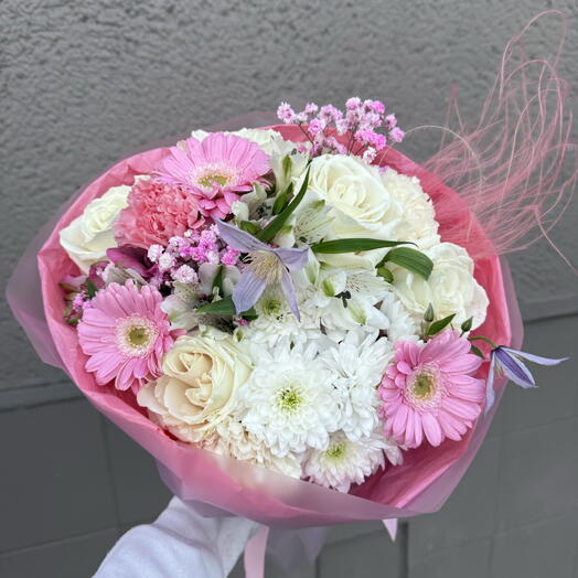 Летнее свидание с букетом цветов