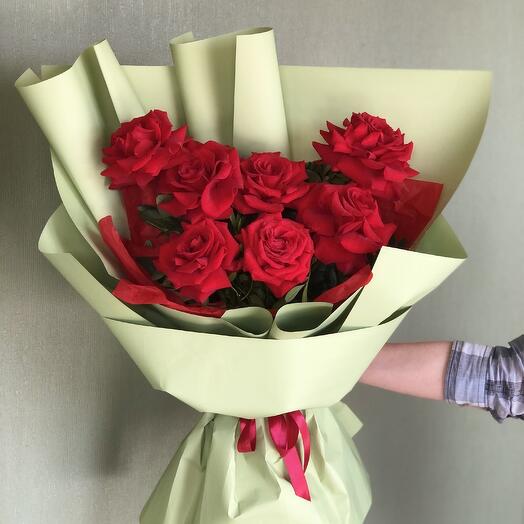 Букет алых роз