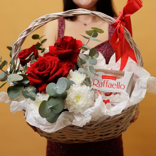 Корзина розы французские, эвкалипт и конфеты Раффаэлло