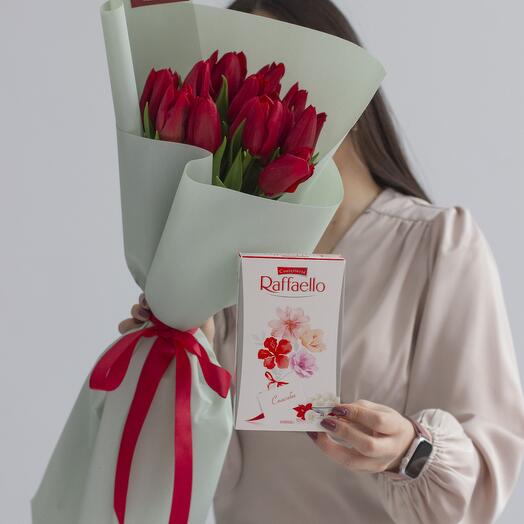 15 красных тюльпанов + Raffaello