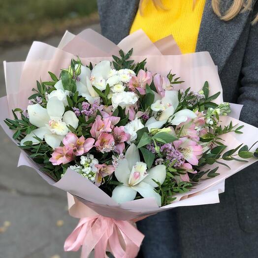 Букет с цимбидиумом и альстромерией