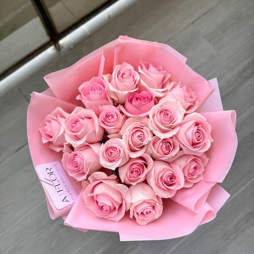 Pink roses monobouquet