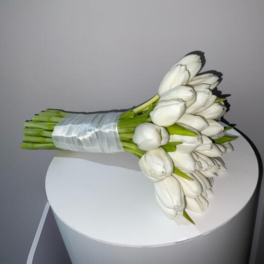 Tulip bridal bouquet white