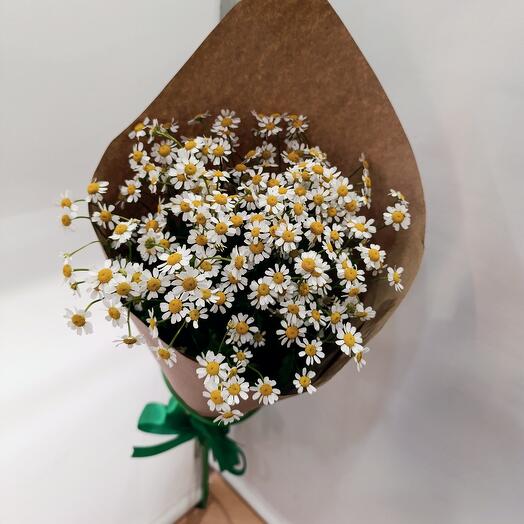 Bouquet of 5 pcs. bush daisies, tanacetum, matricaria with decoration