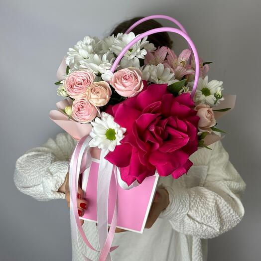 Bolso con rosa calada