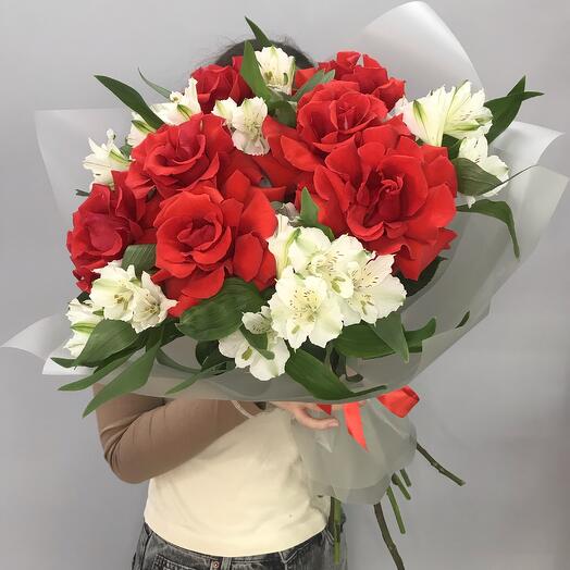 Яркий букет из французских роз и альстромерий