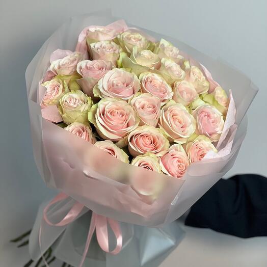 25 розовых роз