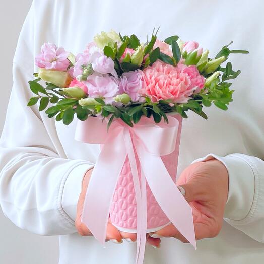 Цветы в розовом стаканчике