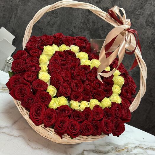 Cesta con 101 rosas 101 rosas en la cesta con el corazón