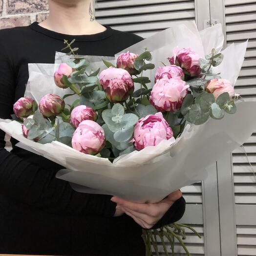 Пионы Сара Бернард 15шт с эвкалиптом