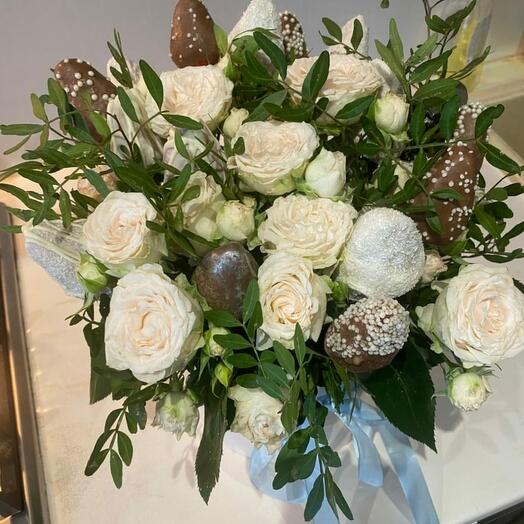 Композиция из клубника в шоколаде и роз в шляпной коробке "Изысканный дуэт"