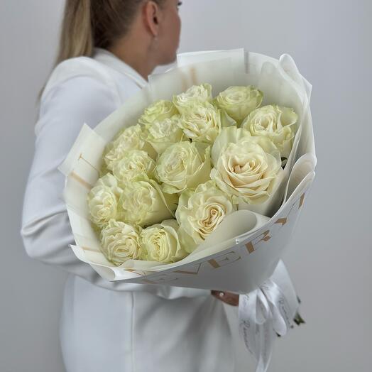 Белые розы в дизайнерском оформлении (х15 / 60 см) Камелия Flowers Shop