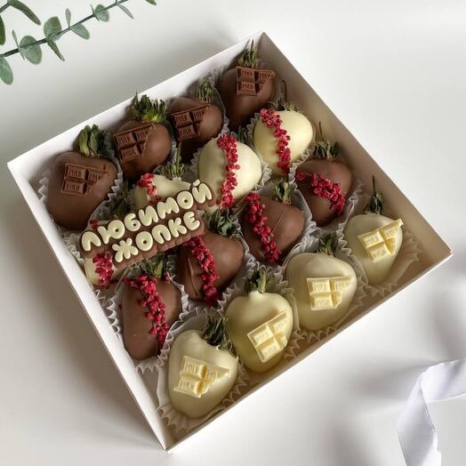 Клубника в белом и молочном шоколаде для любимой